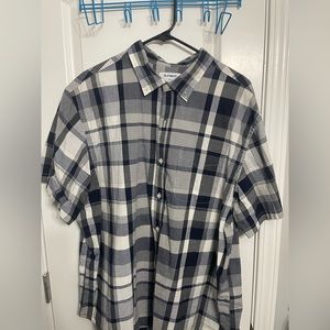 XXL Men's Shirt. Short Sleeve. Button down. Collared.